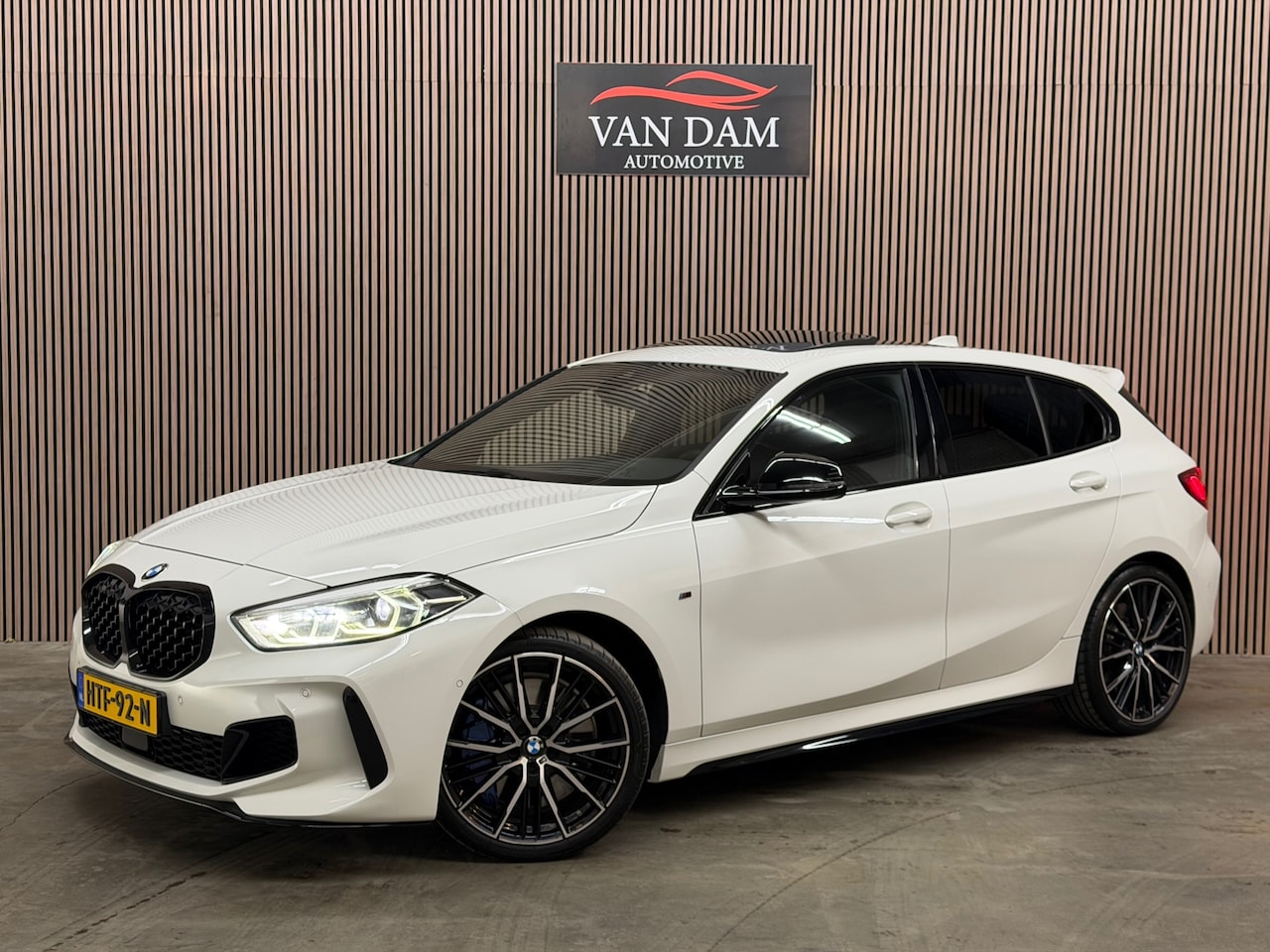BMW 1-serie - M135i xDrive High Executive 2021 PANO LED CAMERA FULL OPTION - AutoWereld.nl