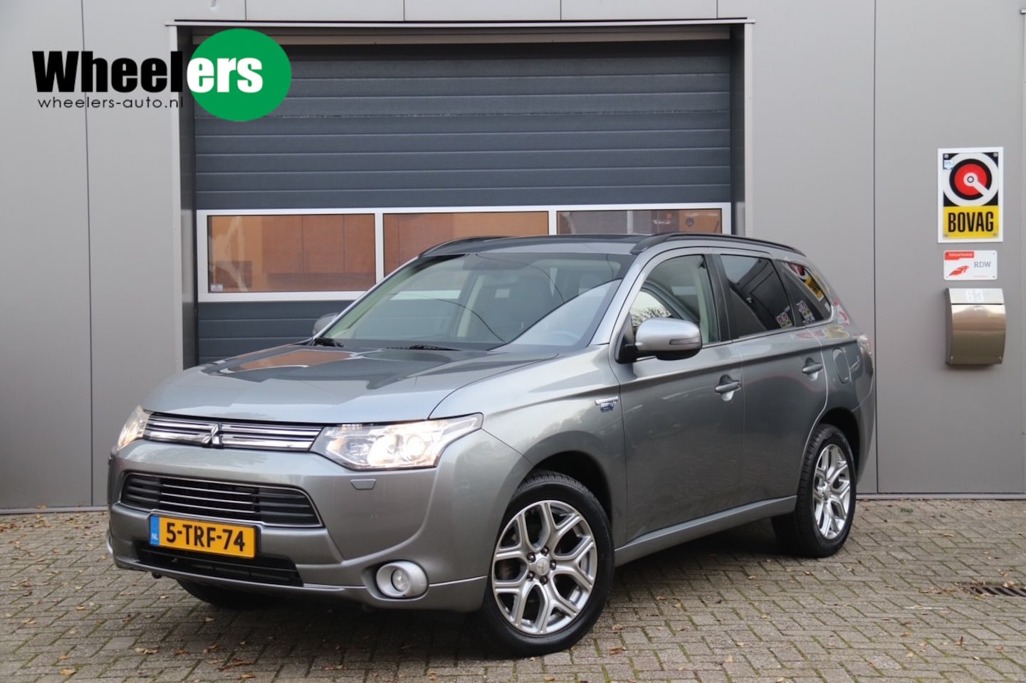 Mitsubishi Outlander - 2.0 PHEV Instyle Lage km stand! - AutoWereld.nl