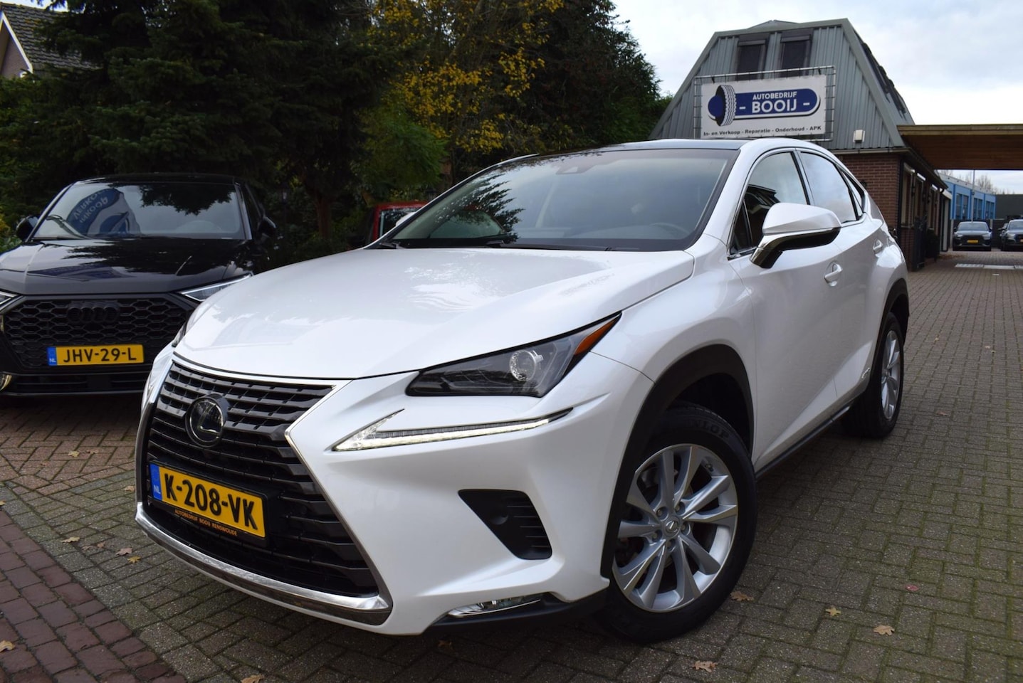 Lexus NX - 300h AWD Luxury Line AUTOM/PANO DAK/CRUISE/NAVI/CARPLAY/CAMERA/TREKH/XENON/LEDER/DEC 2018/ - AutoWereld.nl
