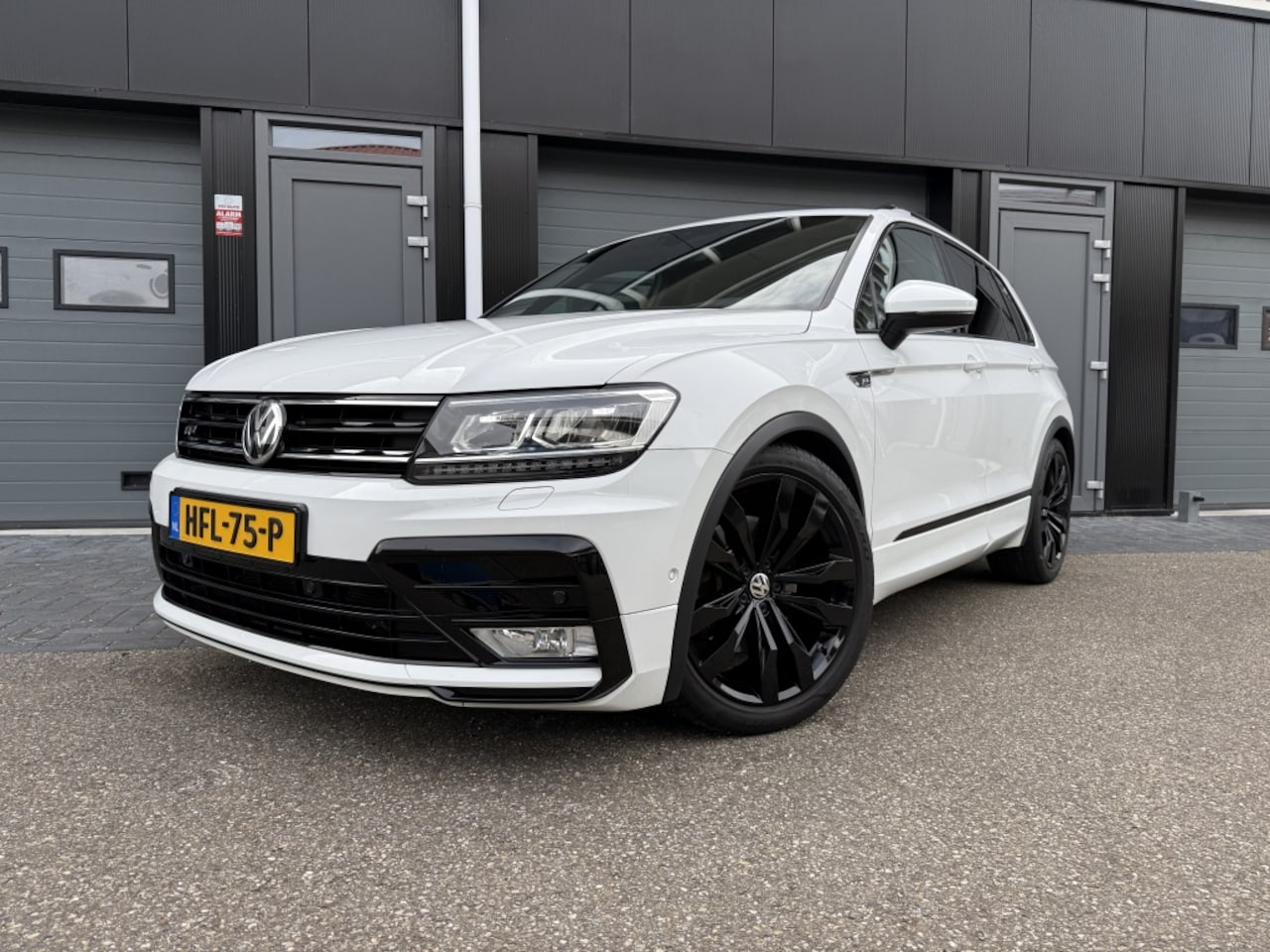 Volkswagen Tiguan - 2.0 TSI 4Motion R-Line! Pano, Camera, Nieuw - AutoWereld.nl