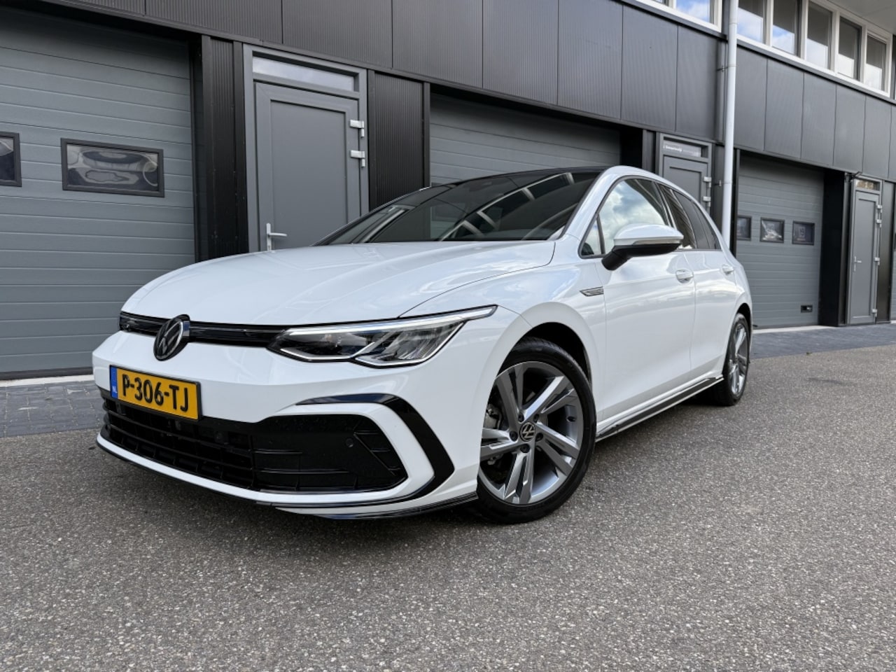 Volkswagen Golf - 1.5 eTSI 2x R-Line!! Pano, iQ Drive, Stuurvw - AutoWereld.nl