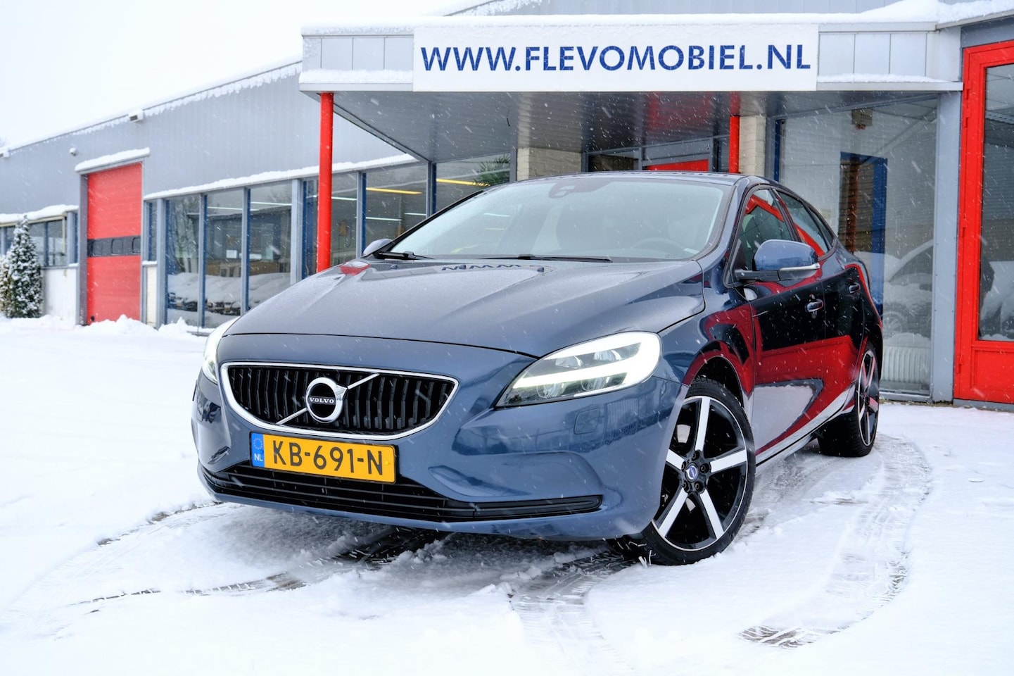 Volvo V40 - 2.0 T2 Momentum Navi|LED|LMV|Standkachel|Cam - AutoWereld.nl