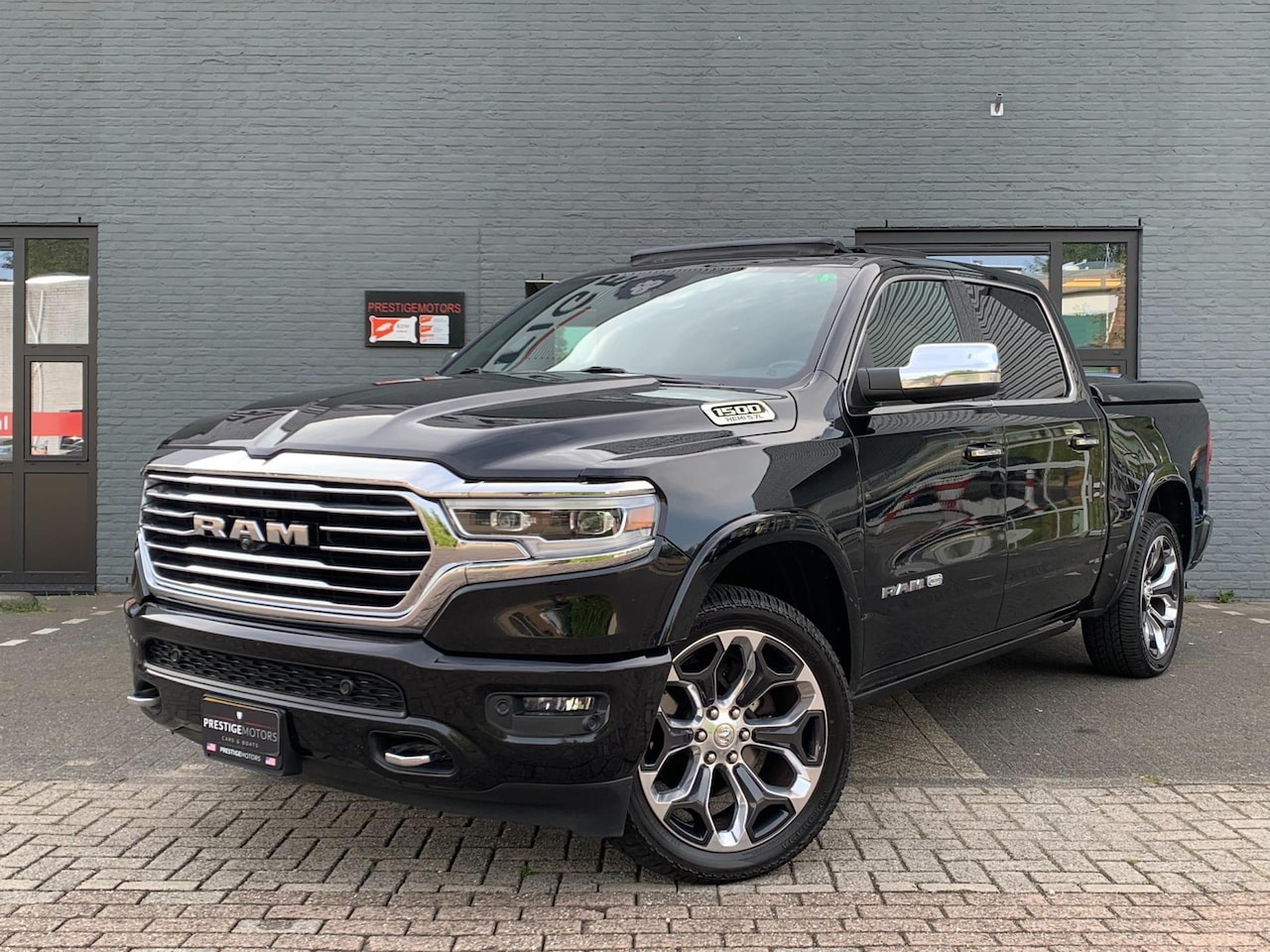 Dodge Ram 1500 - Longhorn 5.7 V8 401PK 360cam 4X4 PANO Luchtvering - AutoWereld.nl