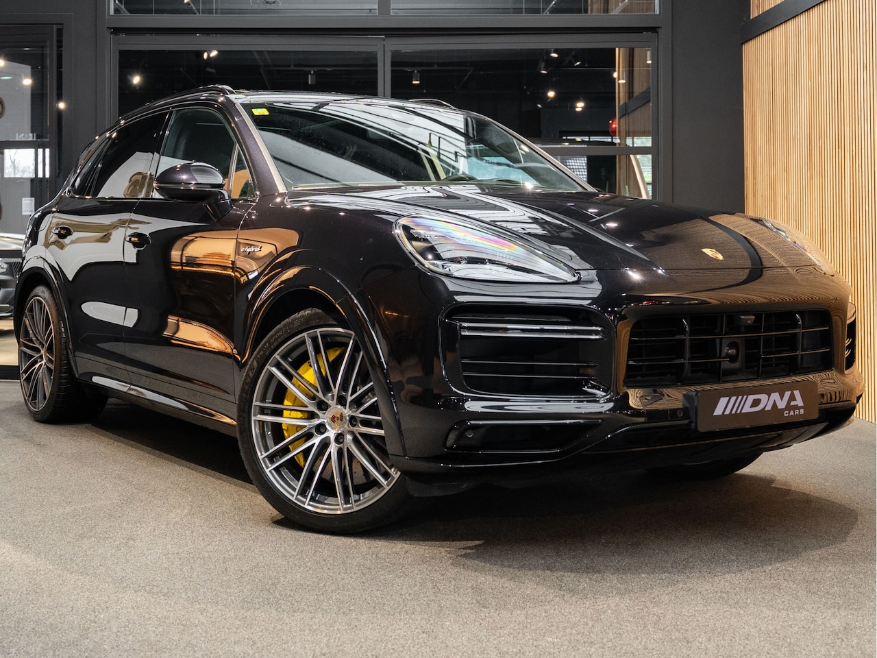 Porsche Cayenne Electric - Turbo S E-Hybrid Burmester Keramisch 4.0 Turbo S E-Hybrid Gele Stiksel - AutoWereld.nl