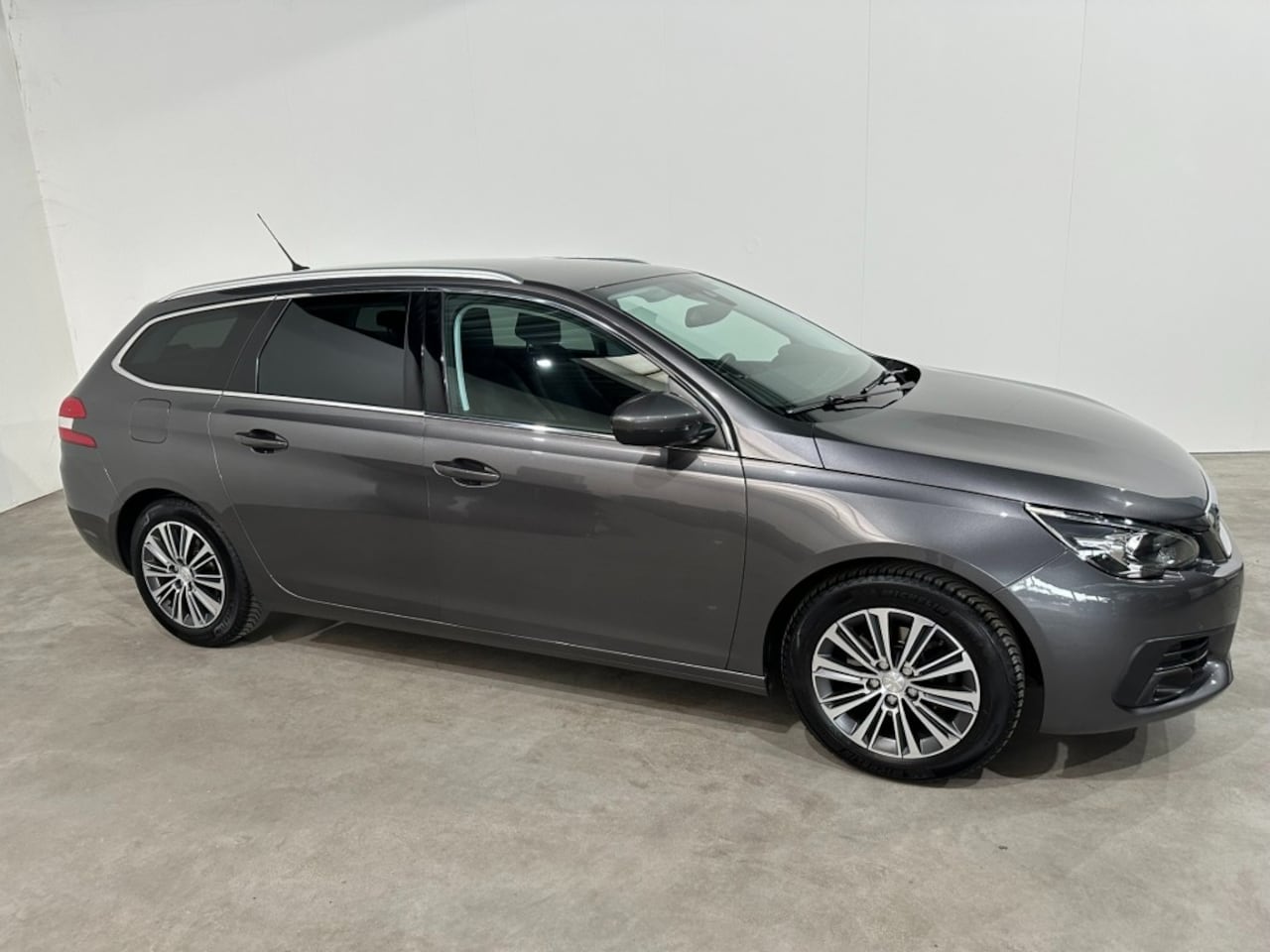 Peugeot 308 - Allure, 130 PK, Automaat, camera, PDC, 4 seizoenen banden - AutoWereld.nl