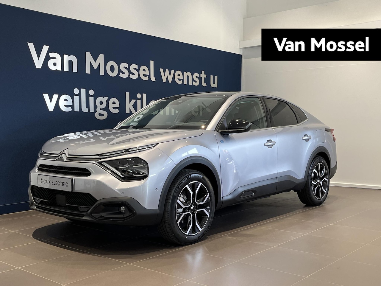 Citroën Ë-C4 X - Shine 50 kWh | Sedan | Panoramadak | Head-up Display | 180 graden Camera | Voor en Achter - AutoWereld.nl