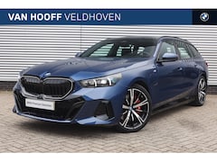 BMW 5-serie Touring - 550e xDrive M Sport Automaat / Trekhaak / Adaptieve LED / Adaptief onderstel professional
