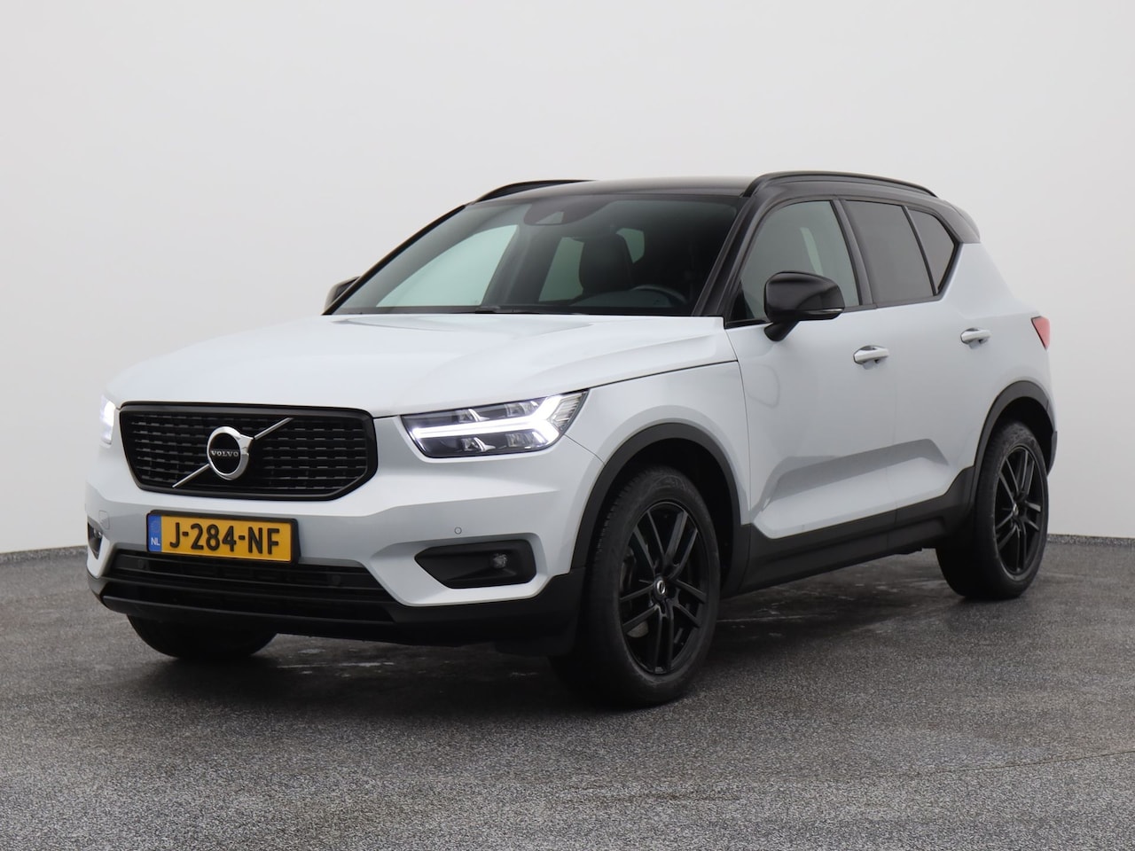 Volvo XC40 - 1.5 T2 R-Design | CAMERA | KEYLESS | STOEL- EN STUURVERW. | TREKHAAK - AutoWereld.nl