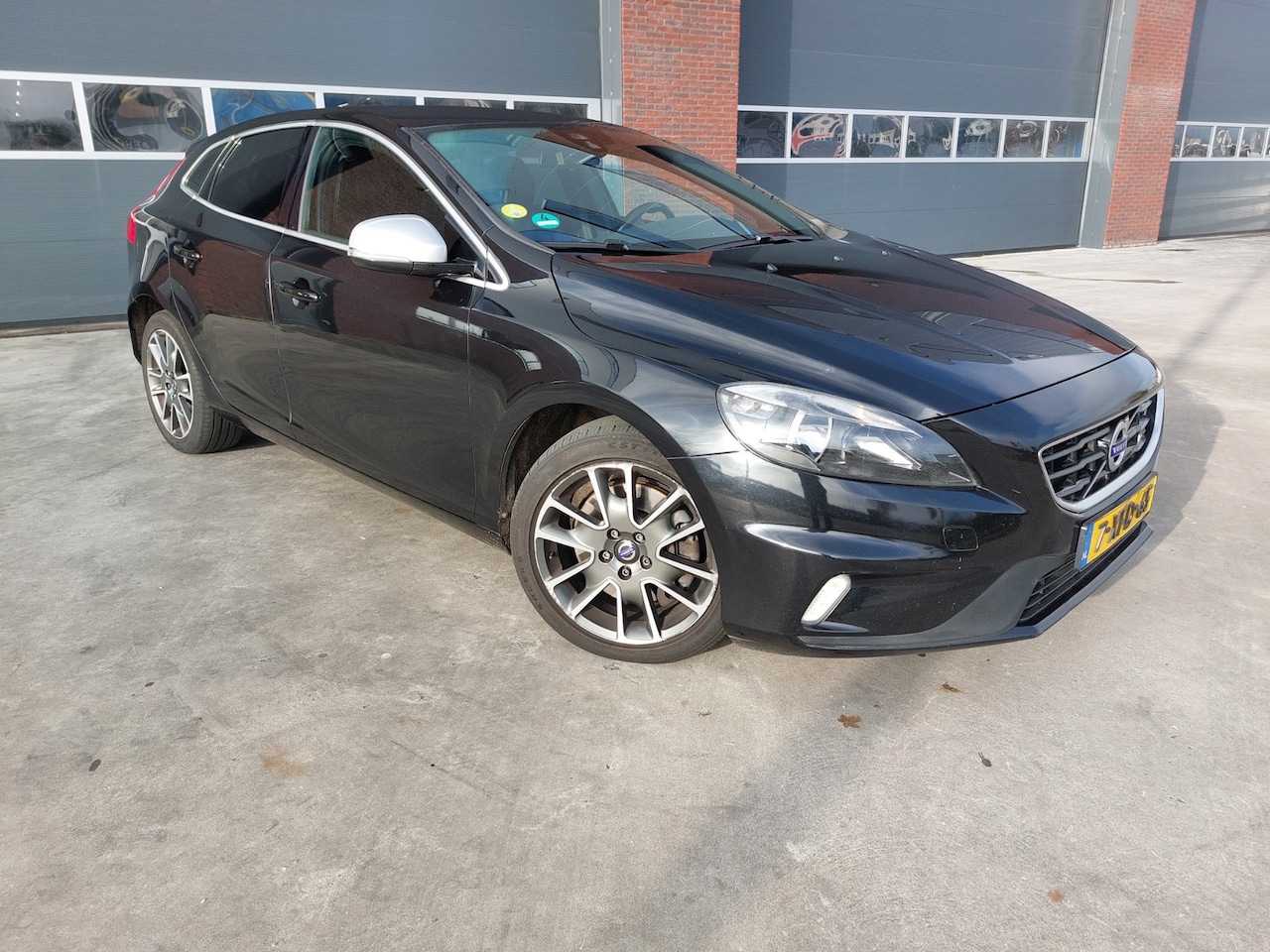 Volvo V40 - 2.0 D4 R-Design Business Airco/ECC/NAV/LMV - AutoWereld.nl