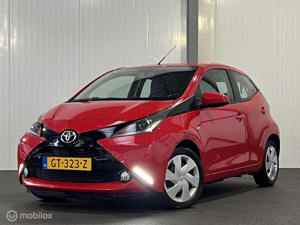 Toyota Aygo - 1.0 VVT-i x-play 5-drs [ NAP camera LED airco ] - AutoWereld.nl