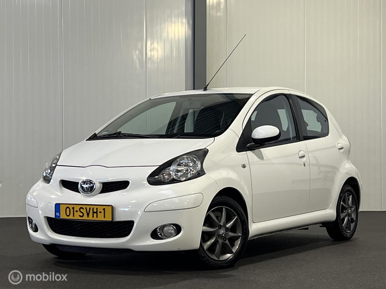 Toyota Aygo - 1.0 5-drs Navigator AUTOMAAT [ NAP Carplay LM ] - AutoWereld.nl