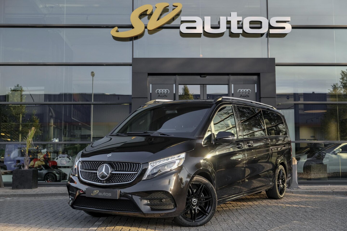 Mercedes-Benz V-klasse - V300d AMG 240pk Extra Lang XL Burmester Elektrische schuifdeuren Trekhaak Night pakket Bla - AutoWereld.nl