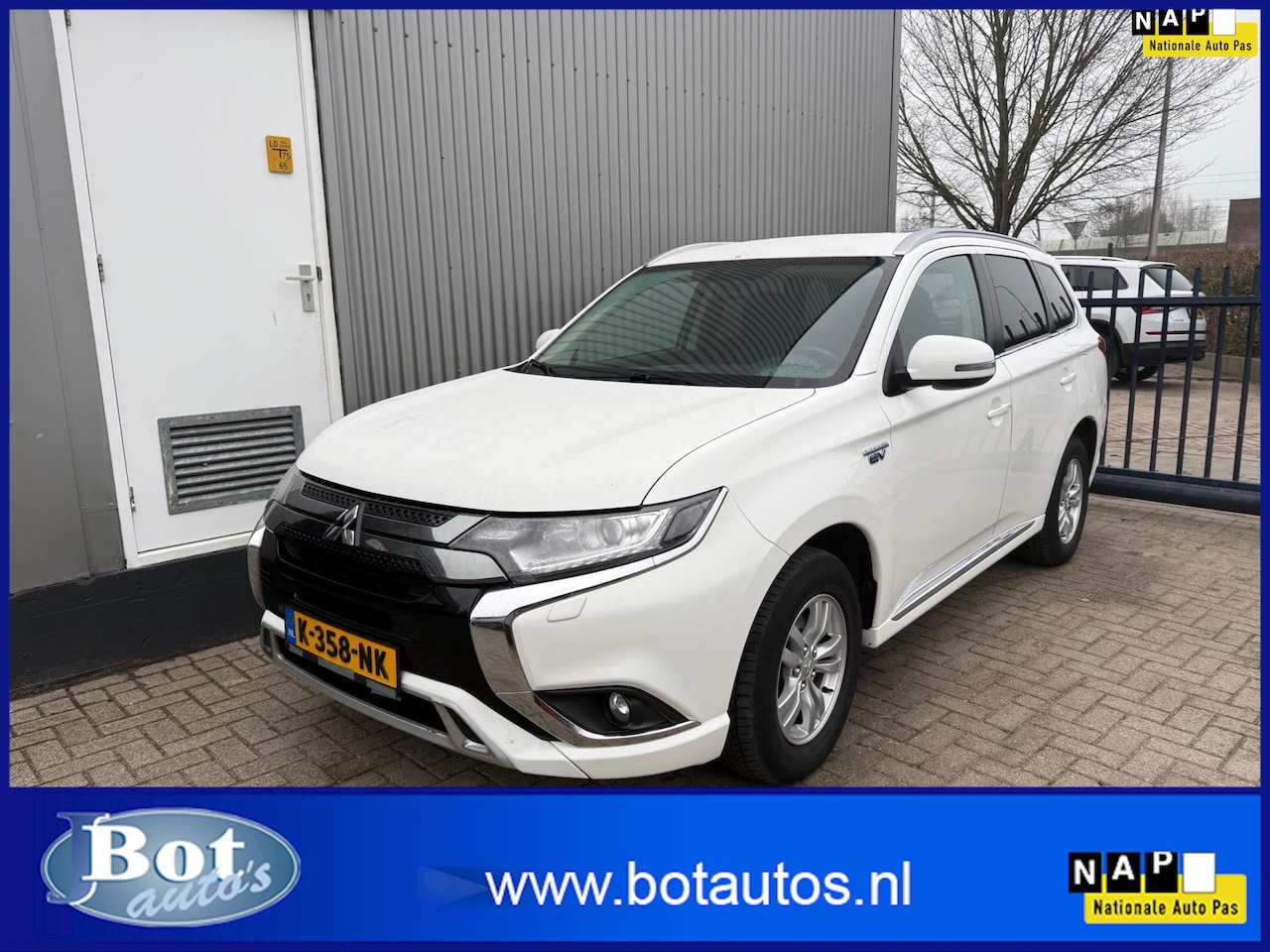 Mitsubishi Outlander - 2.4 PHEV Pure / 1E EIGENAAR / APPLE CAR PLAY / TREKHAAK / ECC / CRUISE / NL-AUTO / CAMERA - AutoWereld.nl
