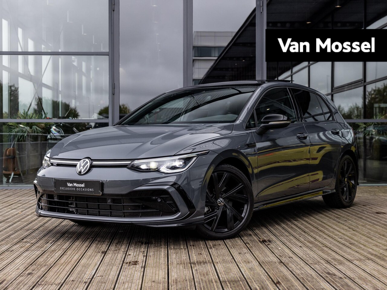 Volkswagen Golf - 1.5 eTSI R-Line Business | PANORAMA/SCHUIF-KANTELDAK | IQ LIGHTS | BLACK STYLE | SFEERVERL - AutoWereld.nl