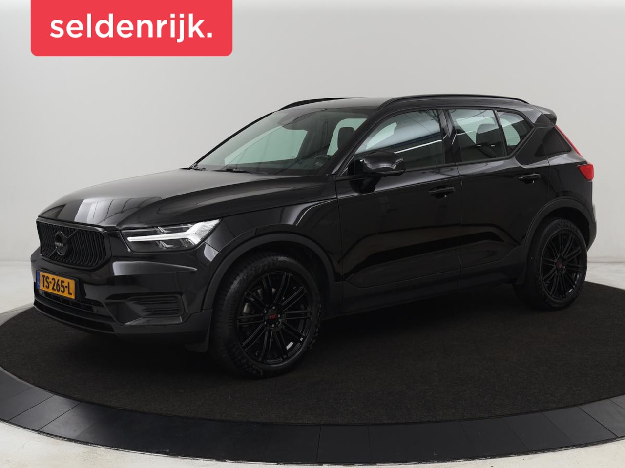 Volvo XC40 - 2.0 T4 Momentum | Trekhaak | 360 Camera | Adaptive cruise | Navigatie | 19'' | Half leder - AutoWereld.nl