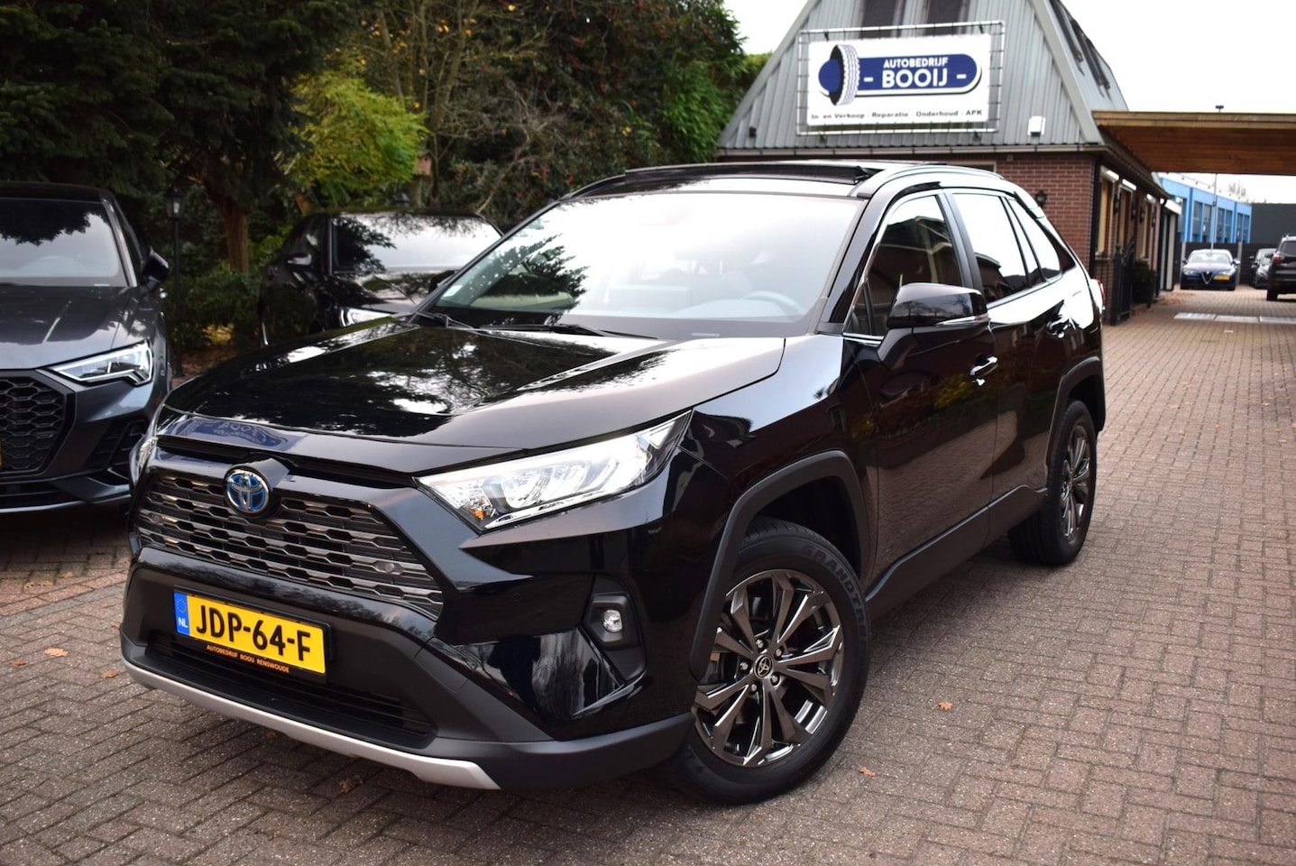 Toyota RAV4 - 2.5 Hybrid Executive AUTOM /PANO DAK/NAVI/ADAP CRUISE/CARPLY/AIRCO ECC/CAMERA/XENON/BLUETO - AutoWereld.nl