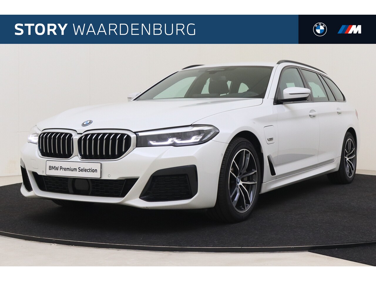 BMW 5-serie Touring - 530e xDrive High Executive M Sport Automaat / Sportstoelen / Trekhaak / Achteruitrijcamera - AutoWereld.nl