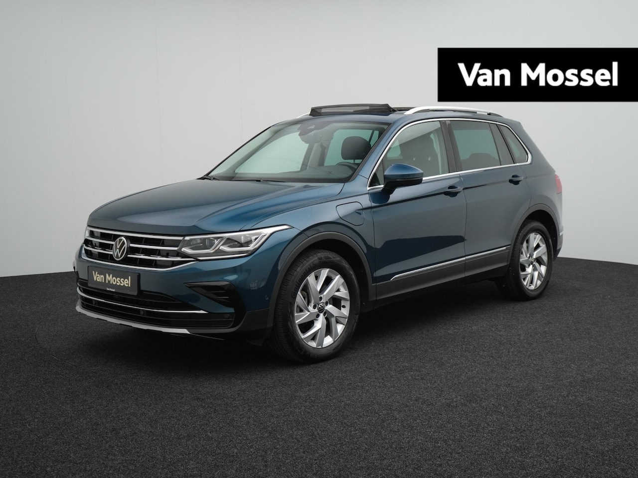 Volkswagen Tiguan - Elegance 1.4 TSI E-Hybride AUTOMAAT | PANORAMADAK | ADAPTIEVE CRUISE | WEGKLAPBARE TREKHAA - AutoWereld.nl