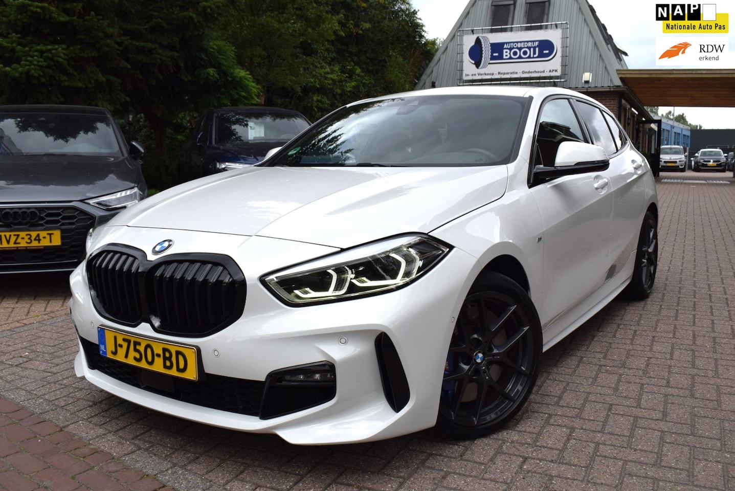 BMW 1-serie - 118i M-SPORT AUTOM/CRUISE/NAVI/CARPLAY/LEDER/AIRCO-ECC/CAMERA/XENON/NL-AUTO/CAMERA/BLUETOO - AutoWereld.nl