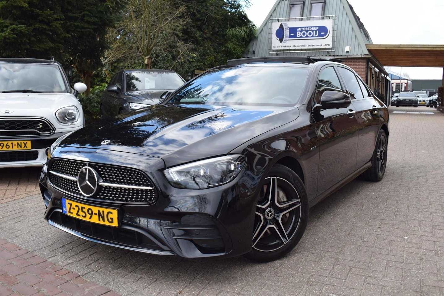 Mercedes-Benz E-klasse - 300 e AMG Line PANO DAK/ADAP CRUISE/SFEERVERL/LEDER/MBUX/TREKH/MATRIX LED/NAVI/CAMERA 360g - AutoWereld.nl