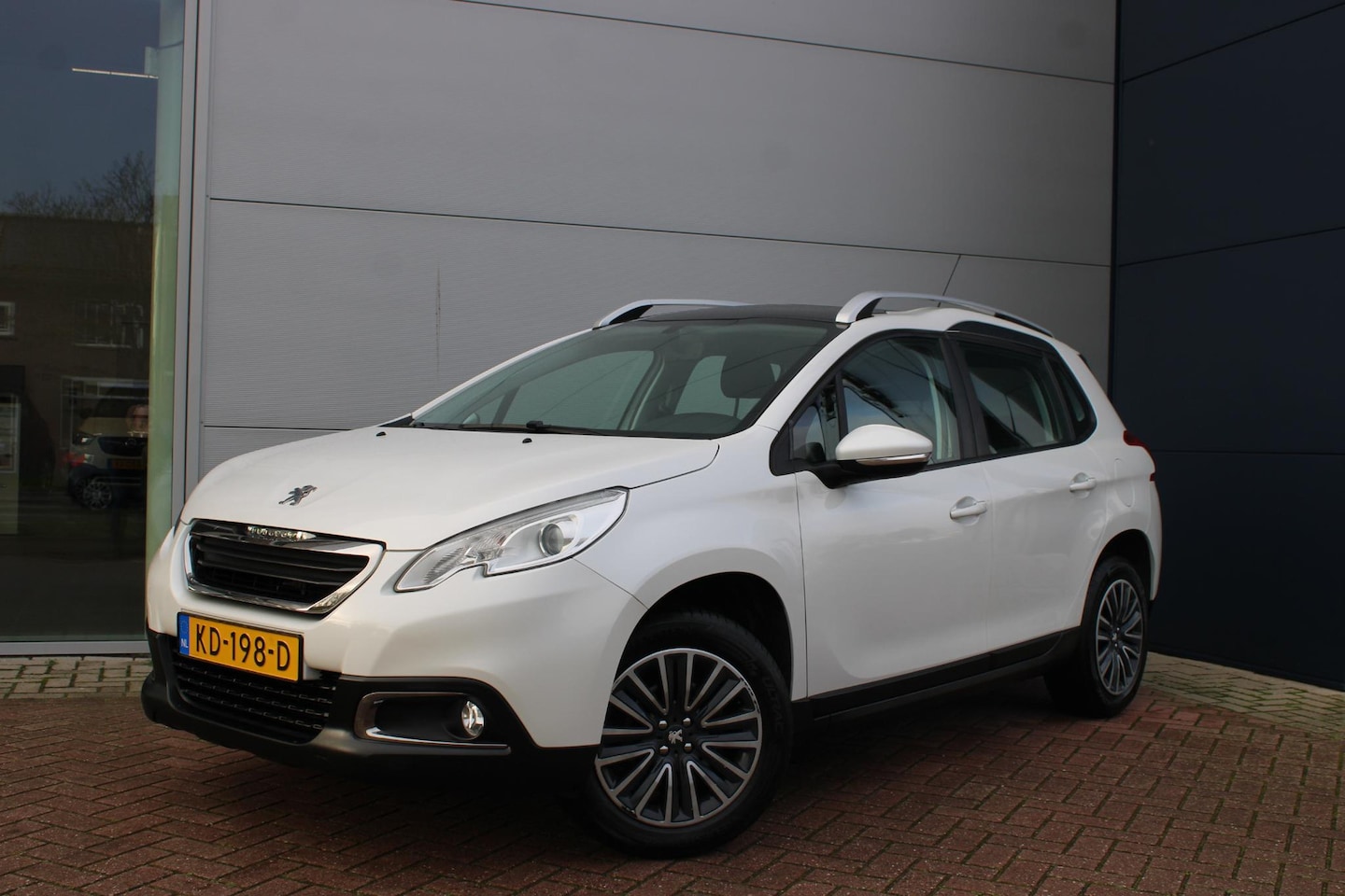 Peugeot 2008 - 1.2 PureTech Blue Lion Airco Panoramadak Navi 65.340km - AutoWereld.nl