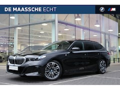 BMW 5-serie Touring - 530e M Sport Automaat / Panoramadak / Trekhaak / Achteruitrijcamera / Adaptieve LED / M Sp