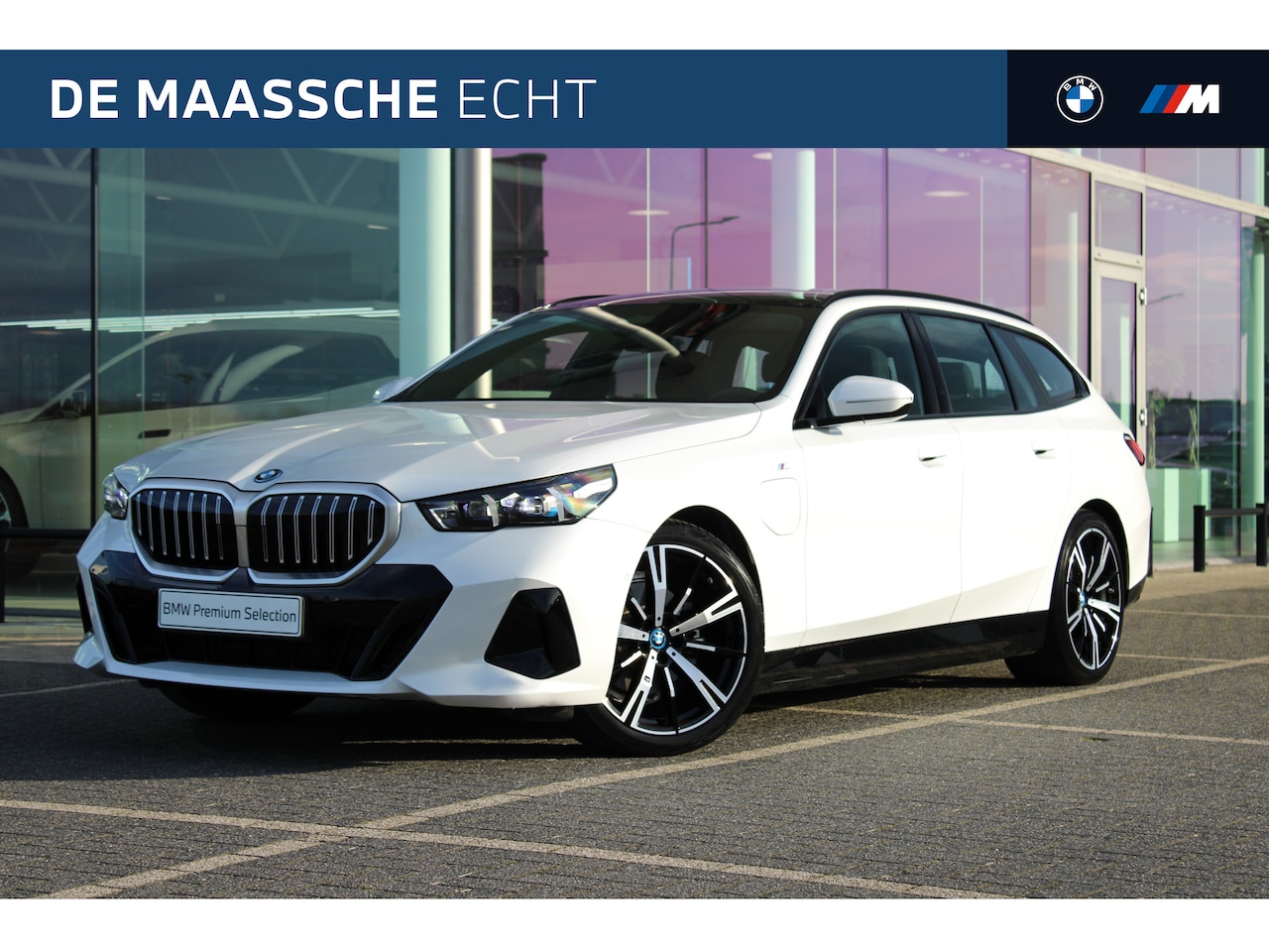 BMW 5-serie Touring - 530e M Sport Automaat / Panoramadak / Trekhaak / Achteruitrijcamera / Adaptieve LED / Park - AutoWereld.nl