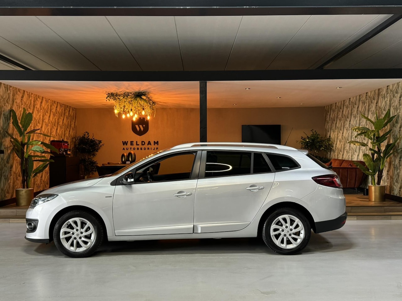 Renault Mégane Estate - 1.2 TCe Limited Facelift Cruise Navi Clima Led Rijklaar - AutoWereld.nl