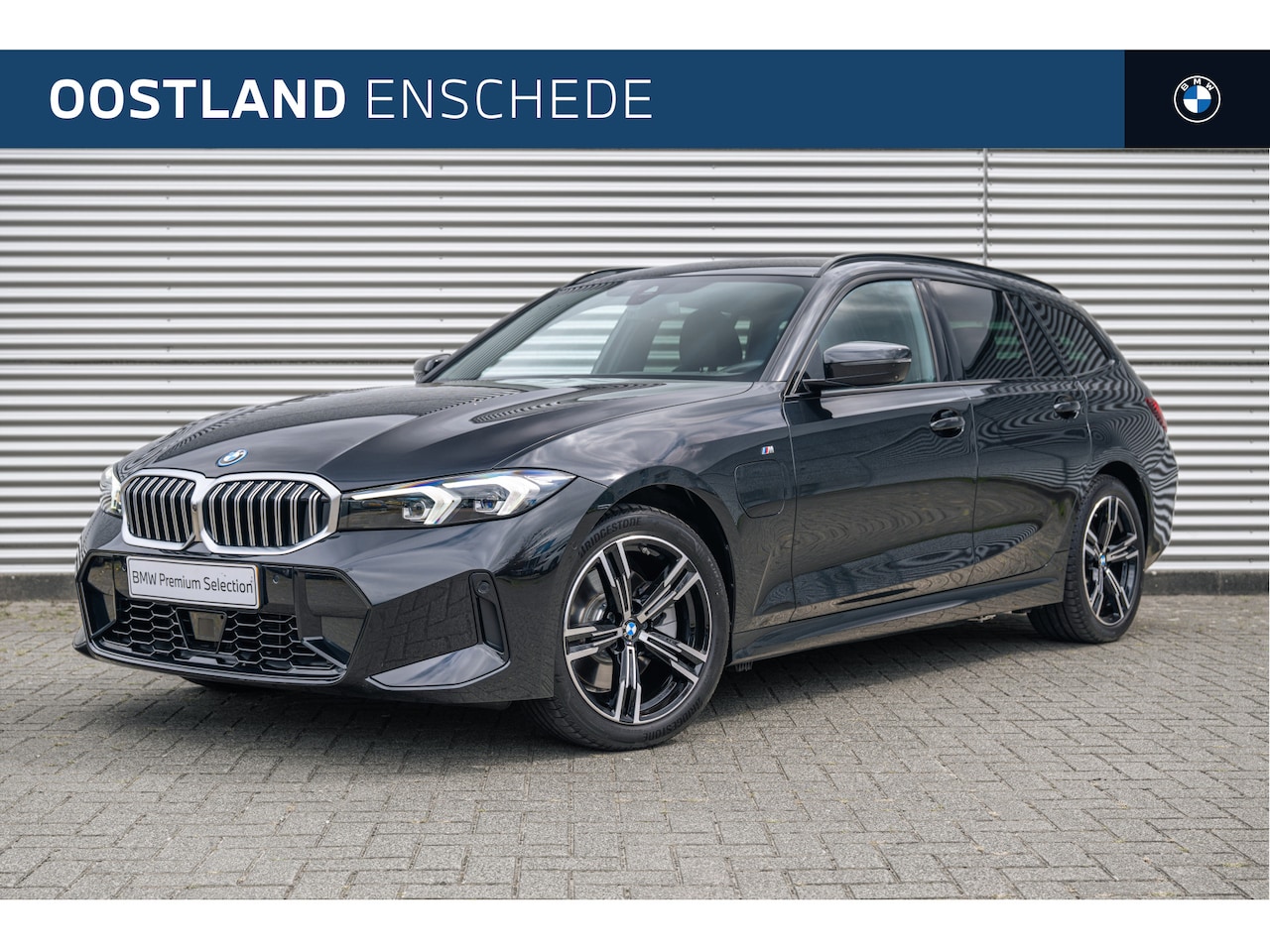 BMW 3-serie Touring - 330e High Executive M Sport Automaat / Sportstoelen / Active Cruise Control / Comfort Acce - AutoWereld.nl