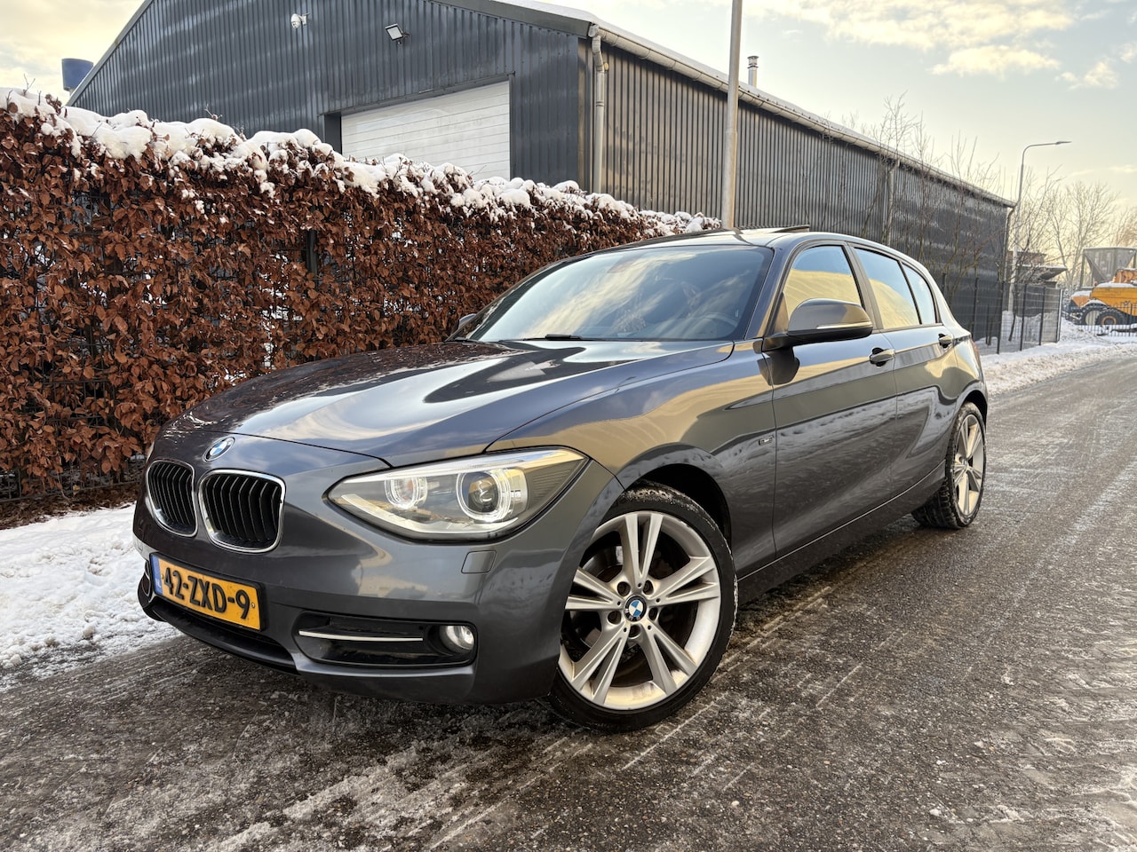 BMW 1-serie - 114i Business+ / SPORT / LEER / SCHUIFDAK / NAVI / STOELVERWARMING - AutoWereld.nl