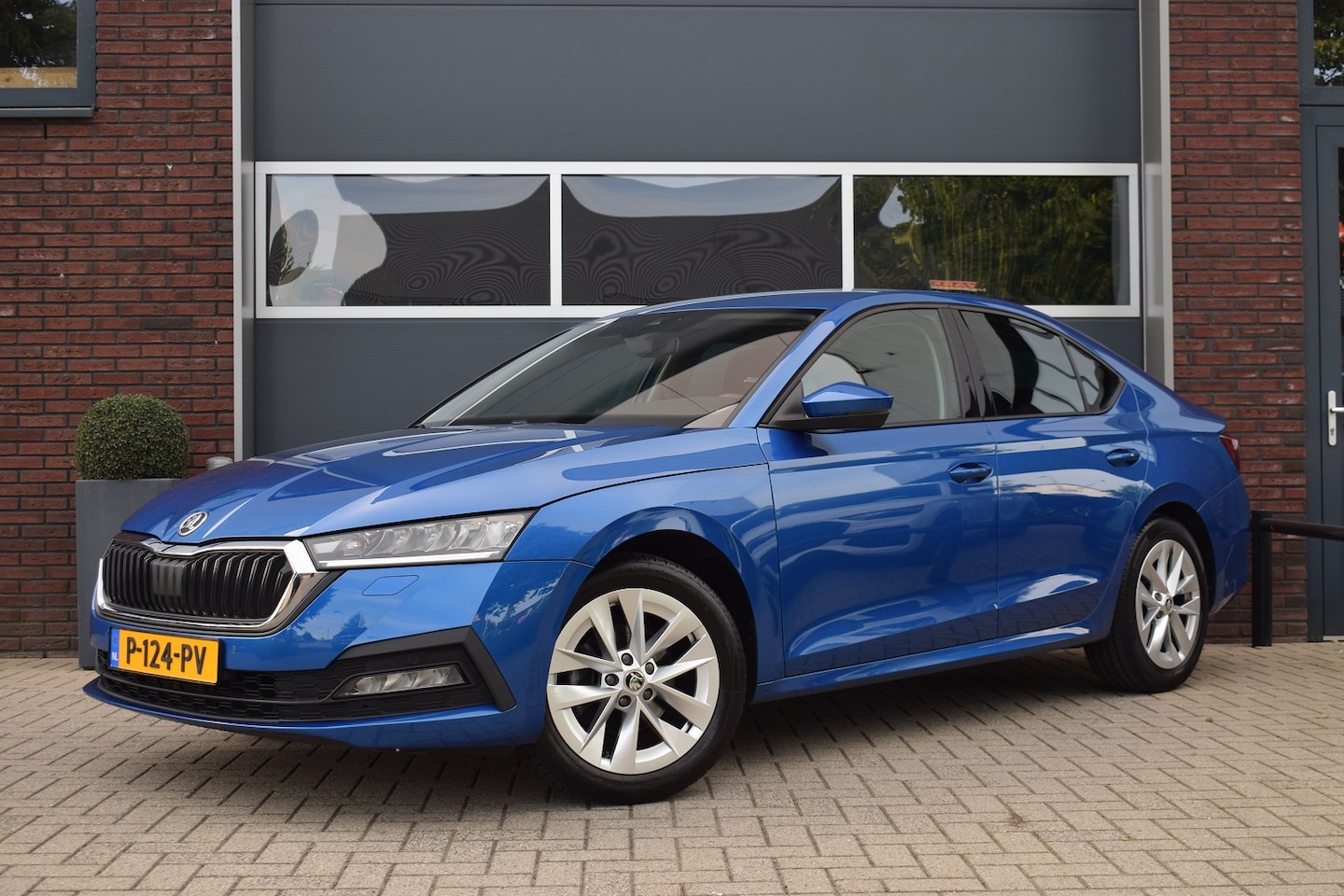 Skoda Octavia - 1.5 e-TSI 150pk Ambition Plus | Trekhaak | Camera | Carplay - AutoWereld.nl