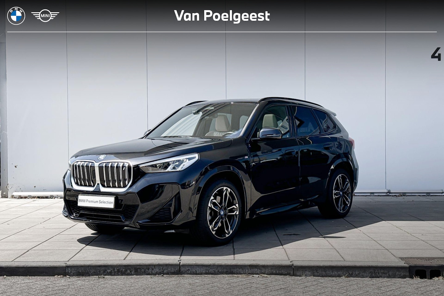 BMW iX1 - xDrive30 M-Sport Glazen Schuifdak / Harman Kardon / 19 Inch / Stoelverwarming - AutoWereld.nl