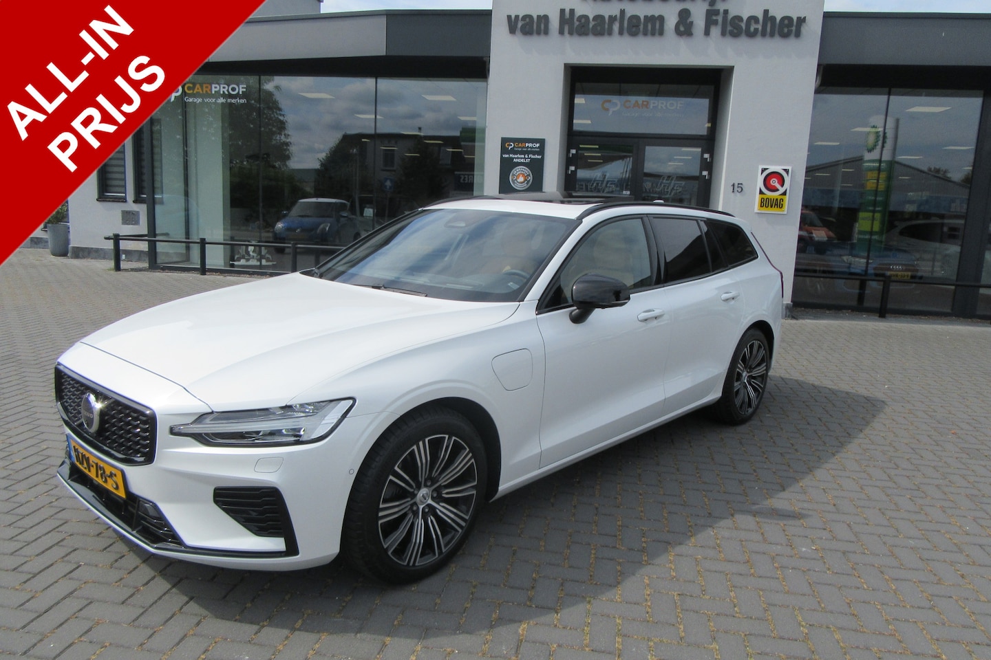 Volvo V60 - 2.0 T6 Plug-in hybrid AWD Ultra Dark, Full Options - AutoWereld.nl