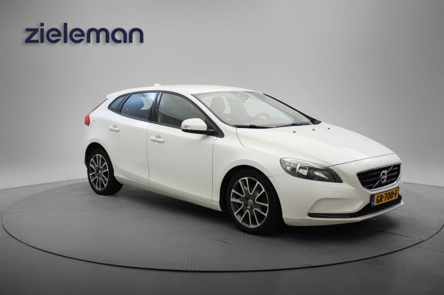 Volvo V40 - 2.0 D2 Momentum Business - Navi, Camera, Cruise - AutoWereld.nl