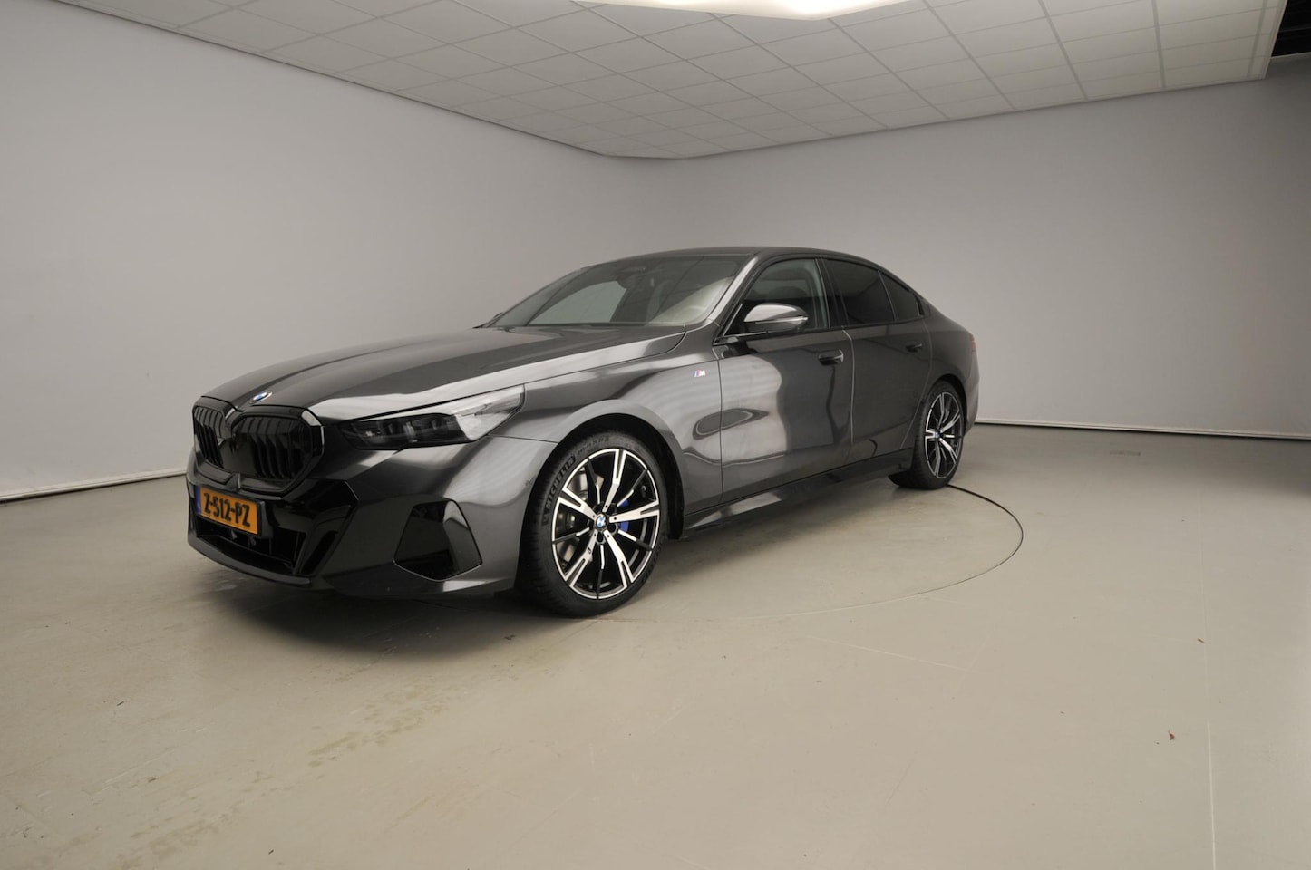 BMW 5-serie - Sedan 520i | M-Sportpakket | LED | Leder | HUD | Active cruise | Panoramadak | Trekhaak | - AutoWereld.nl