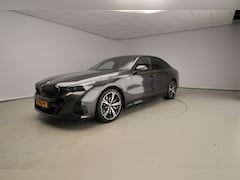 BMW 5-serie - Sedan 520i | M-Sportpakket | LED | Leder | HUD | Active cruise | Panoramadak | Trekhaak |