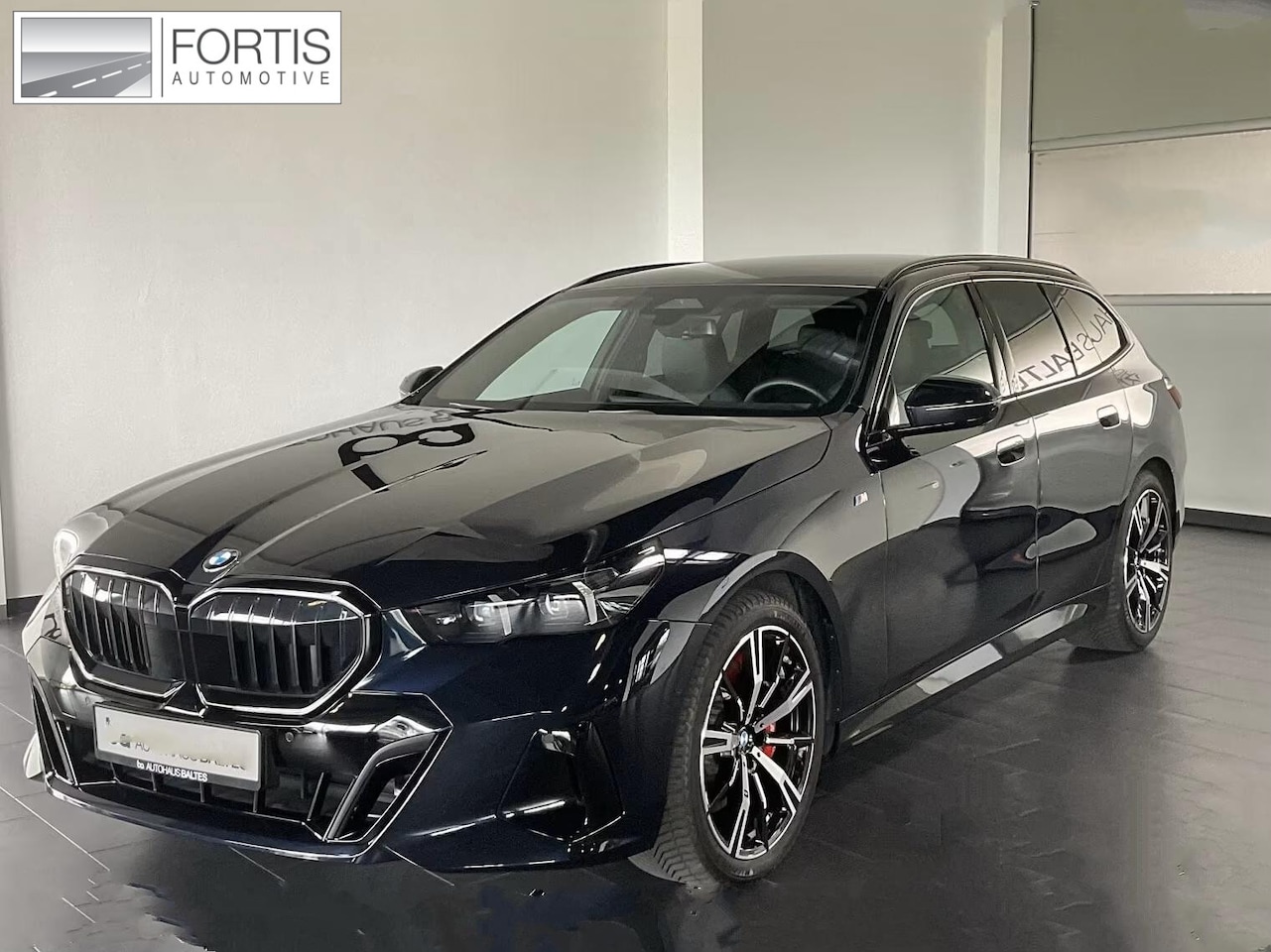 BMW 5-serie Touring - 540d xDrive M-SPORT Pro ** LED, PANORAMA, LEDER, 20-inch LMV, ICONIC GLOW, TREKH ** Ex BMW - AutoWereld.nl