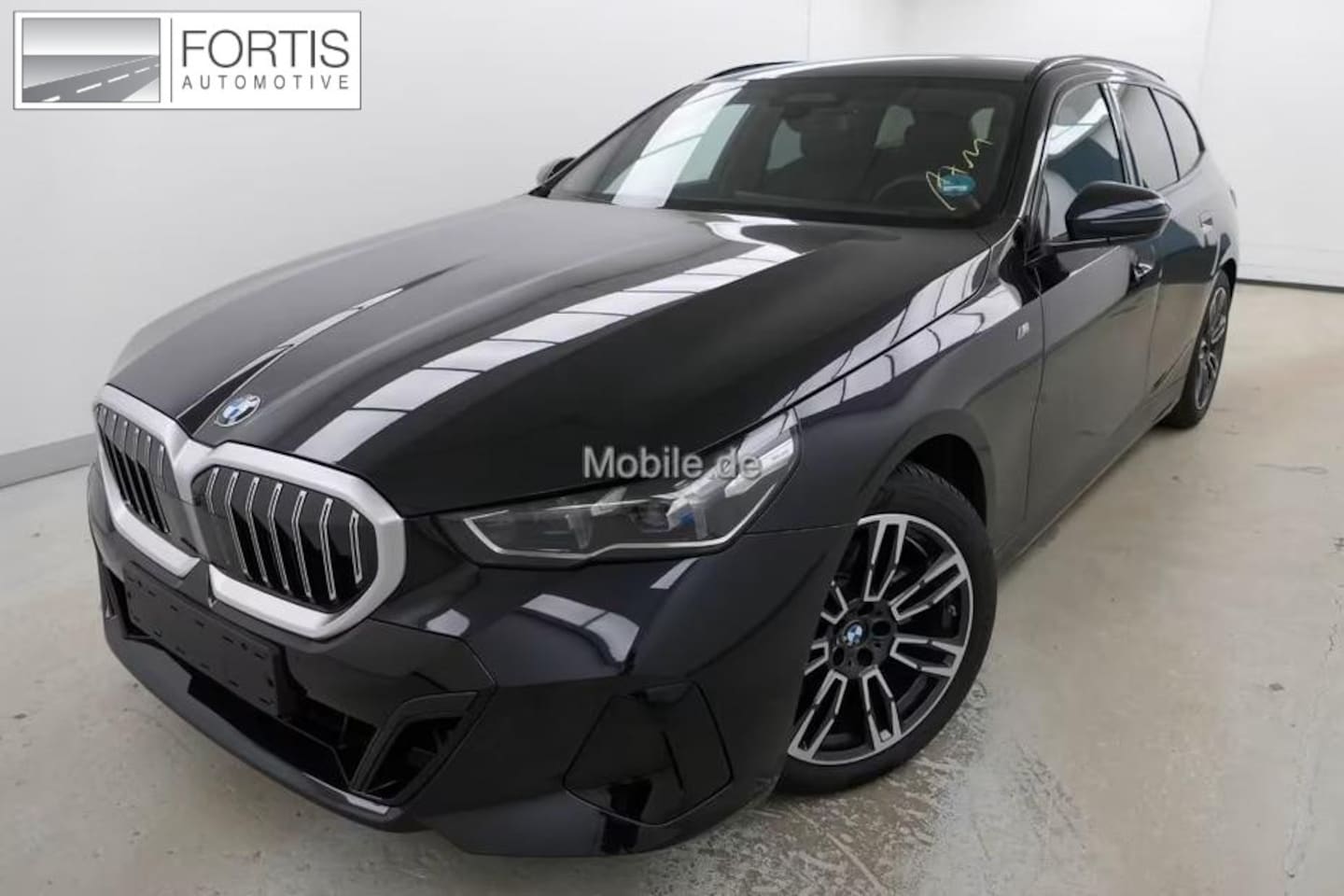 BMW 5-serie Touring - 520iA M-SPORT ** ADAPT. LED, LEDER, PANORAMA, TREKH, H&K SOUND, DR. ASS+ ** 1e EIG - UNFAL - AutoWereld.nl