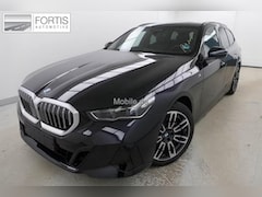 BMW 5-serie Touring - 520iA M-SPORT * ADAPT. LED, LEDER, PANORAMA, TREKH, H&K SOUND, DR. ASS+ * 1e EIG - UNFALLF