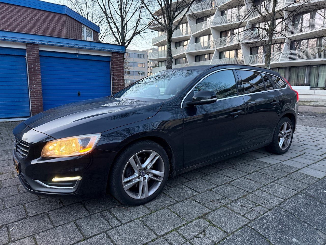 Volvo V60 - 2.0 D4 Summum EURO 6 Leder Cruise Black Edition - AutoWereld.nl