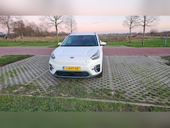 Kia e-Niro - ExecutiveLine 64 kWh Inclusief winterbanden/Stoel(voor én achter) en stuur verwarming/stoel koeling/38.500km