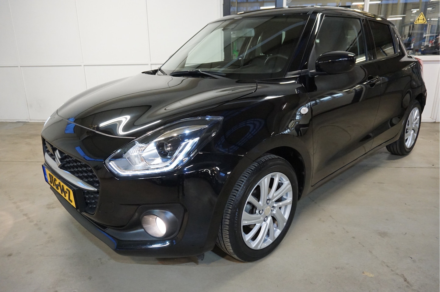 Suzuki Swift - 1.2 Select Smart Hybrid Automaat Stoelverwarming. - AutoWereld.nl