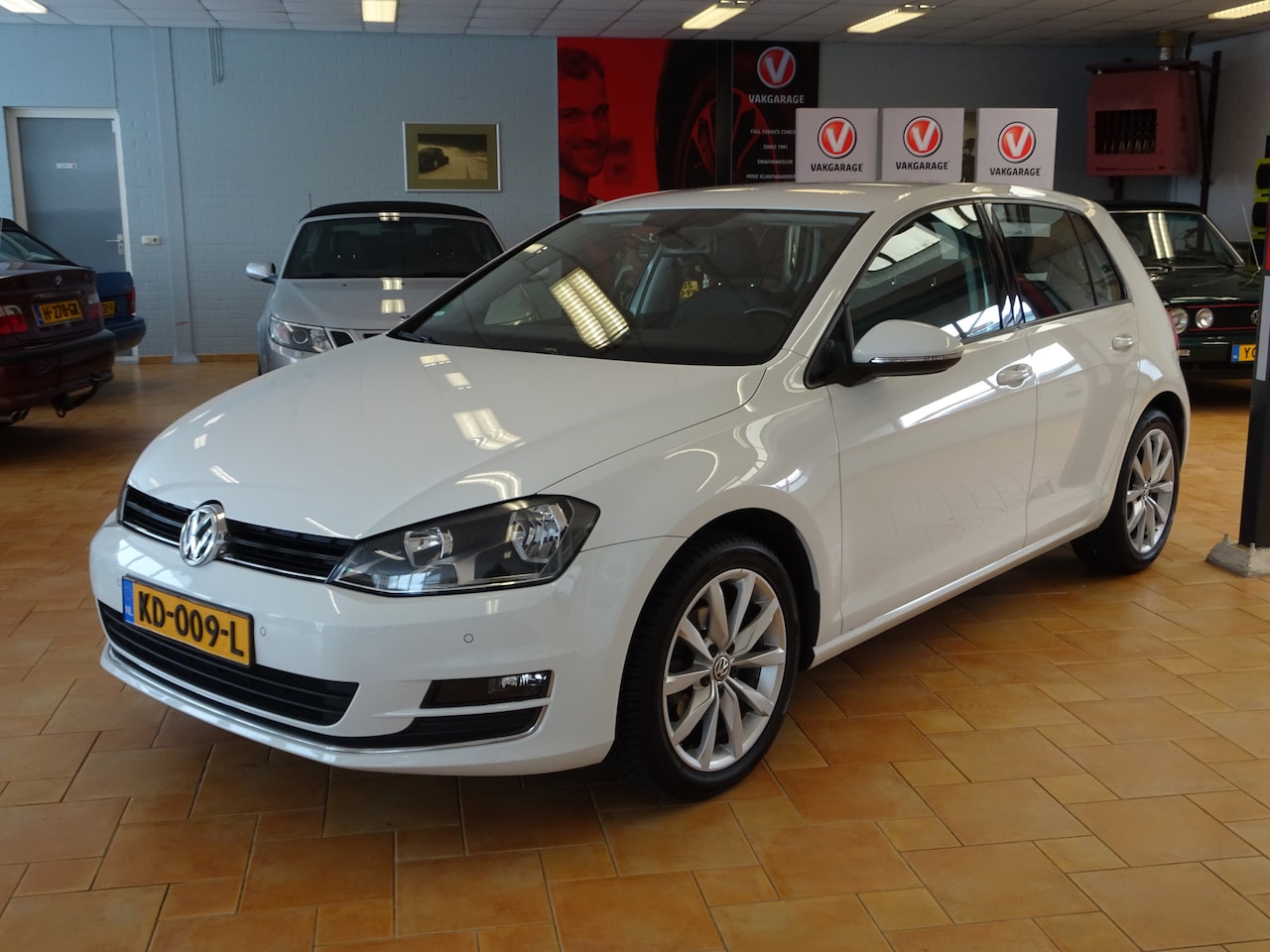 Volkswagen Golf - 1.2 TSI Highline Automatische airco, navigatie, cruise controle, parkeersensoren voor en a - AutoWereld.nl
