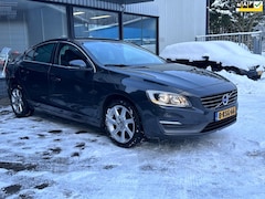 Volvo S60 - 1.6 T3 Momentum/ Airco/ leder/Navigatie/Trekhaak/