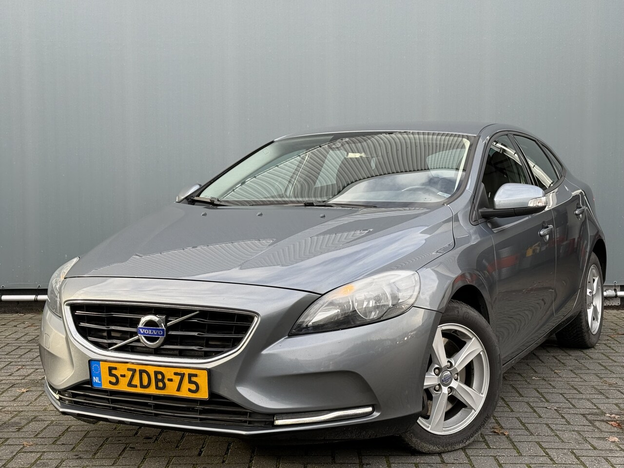 Volvo V40 - BJR 2014 2.0 D4 191PK Momentum Business AIRCO ECC | CRUISE | LM VELGEN | CENTR.VERGR. | TR - AutoWereld.nl