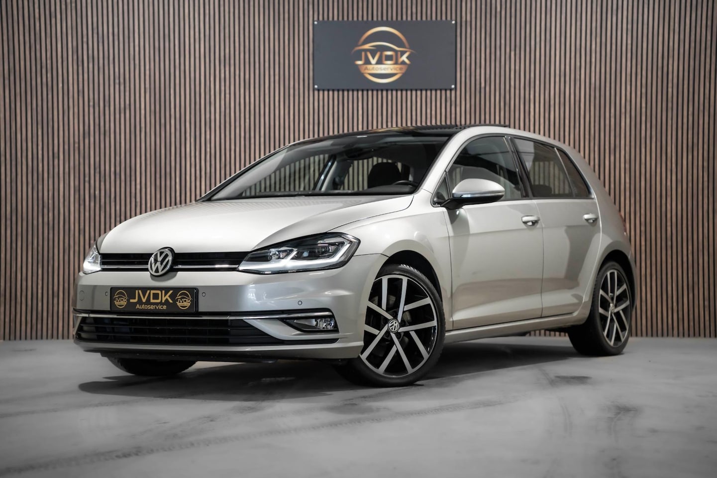 Volkswagen Golf - 1.5 TSI Highline Business R DSG PANO - AutoWereld.nl
