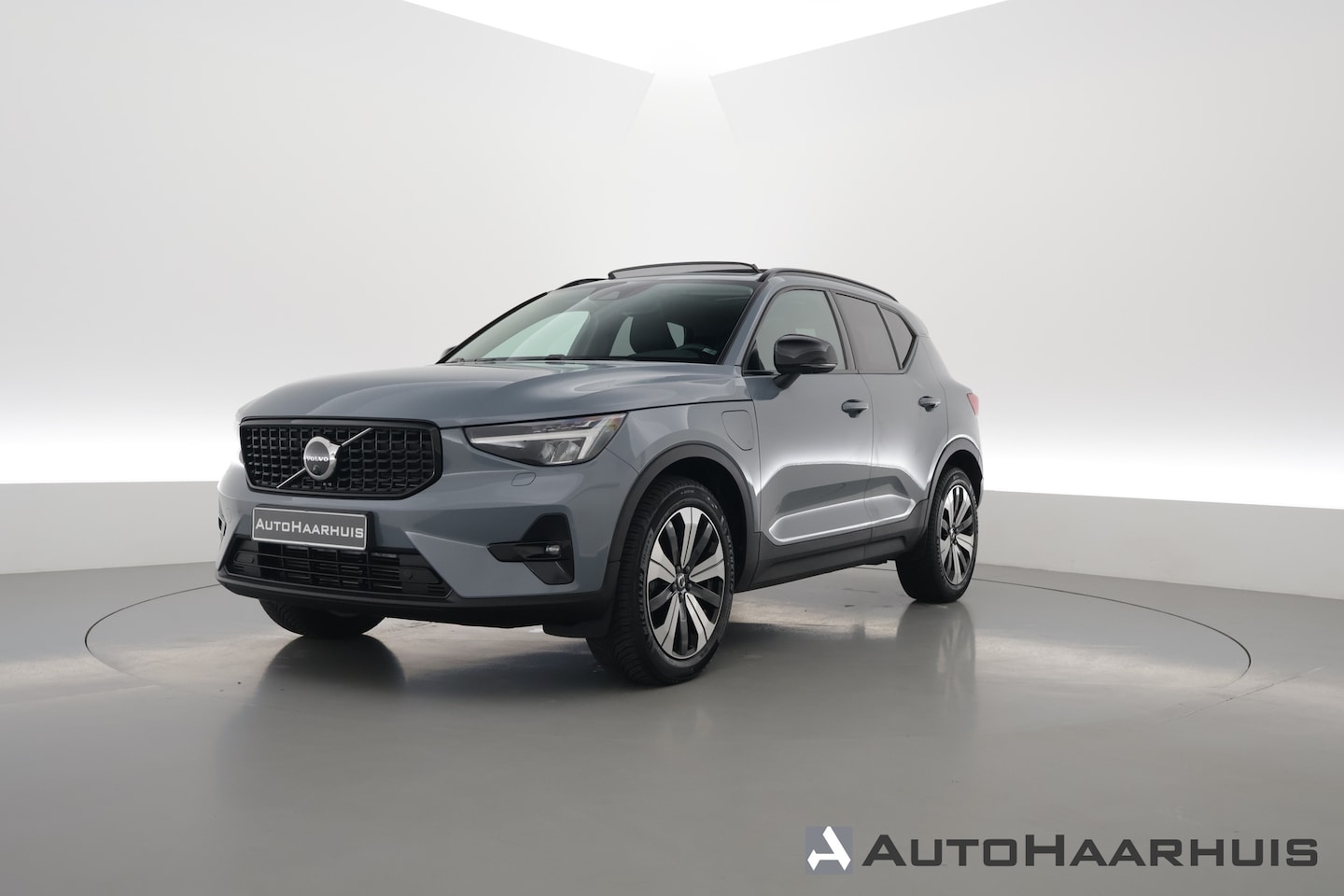 Volvo XC40 - 1.5 T4 Plug-in hybrid Ultimate Dark | Pano | Dig. Cockpit | Nav+CarPlay | Stuur+Stoelverw. - AutoWereld.nl