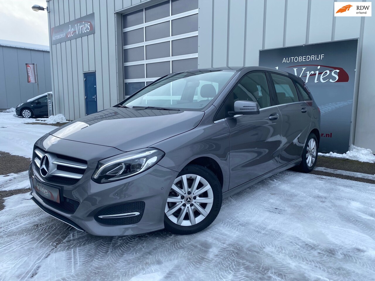 Mercedes-Benz B-klasse - 180 Ambition Automaat / Navi / Cruise / PDC V&A / LMV - AutoWereld.nl