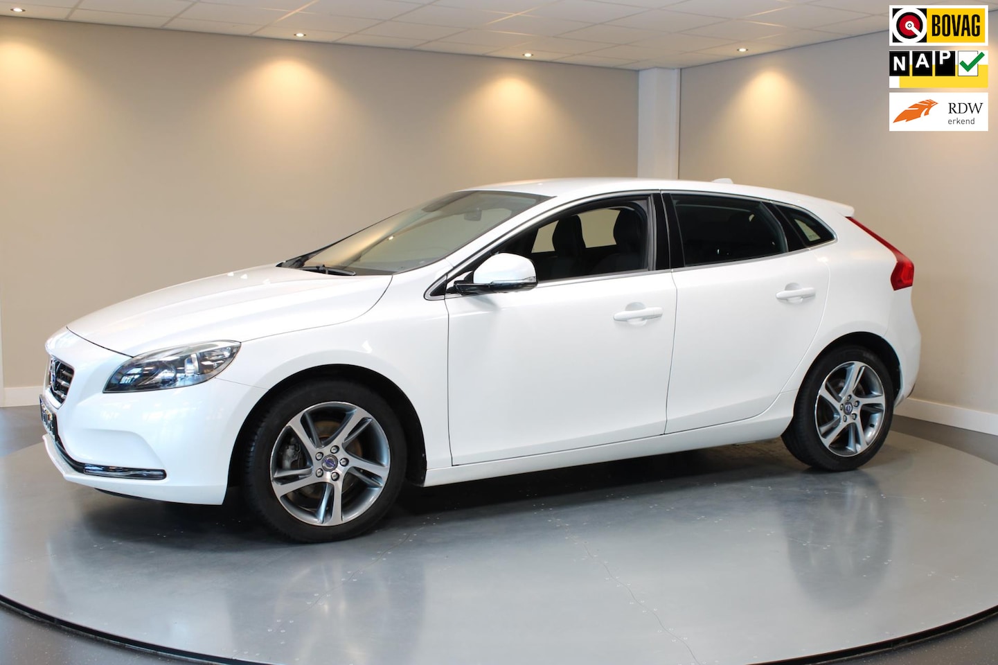 Volvo V40 - 1.6 T2 Momentum *Distr.riem VV* Camera|Cruise|Navi|NAP - AutoWereld.nl