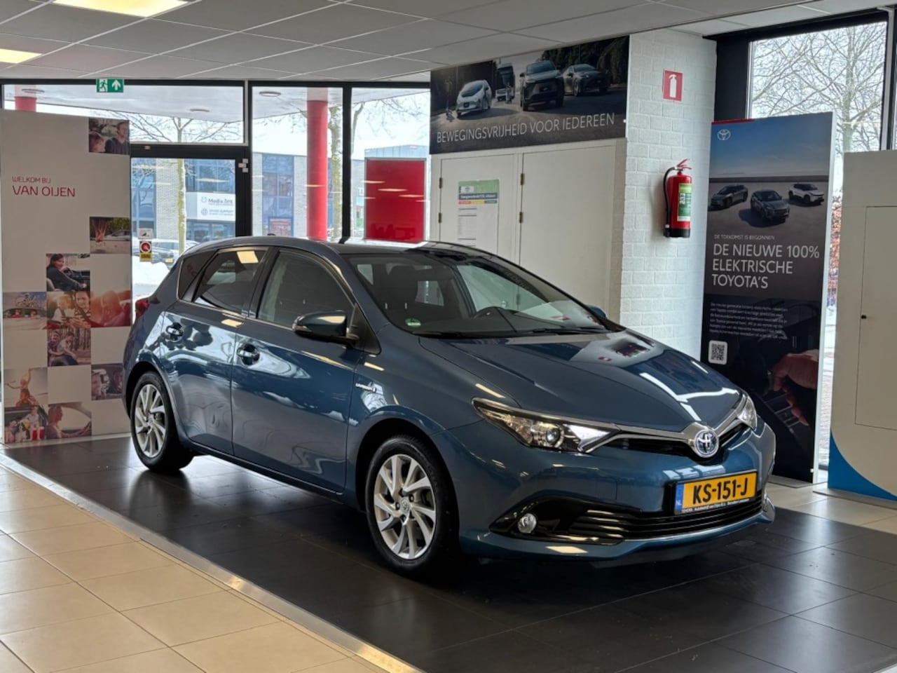 Toyota Auris - 1.8 Hybrid Trend | Automaat | Pano- dak | Af. trekhaak | All sea - AutoWereld.nl